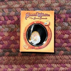 VTG DISNEY PARKS SNOW WHITE SEVEN DWARVES SNEEZY COLLECTIBLE PIN TRADING